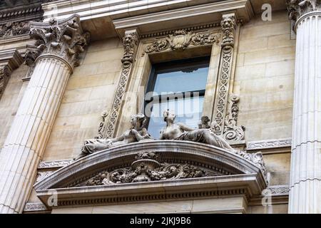 Un primo piano della facciata dell'edificio storico borsato a Bruxelles, Belgio Foto Stock