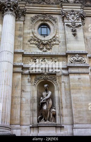 Uno scatto verticale della facciata dell'edificio storico borsato a Bruxelles, Belgio Foto Stock