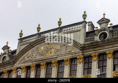 Un primo piano della facciata di un edificio storico a Bruxelles, Belgio Foto Stock