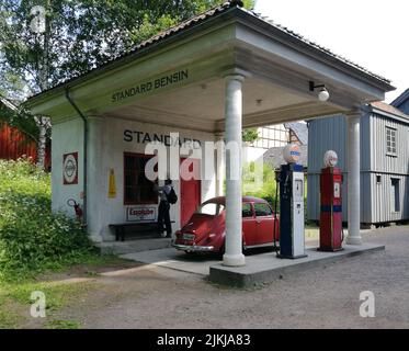 Vecchio distributore di benzina presso il Museo norvegese di storia culturale (Norsk Folkemuseum) a Bygdoy Foto Stock