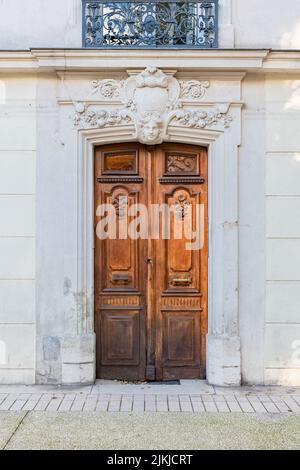 Nimes in Franc, vecchie facciate nel centro storico, bella porta di legno Foto Stock