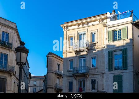 Nimes in Franc, facciate antiche nel centro storico, edifici tipici Foto Stock