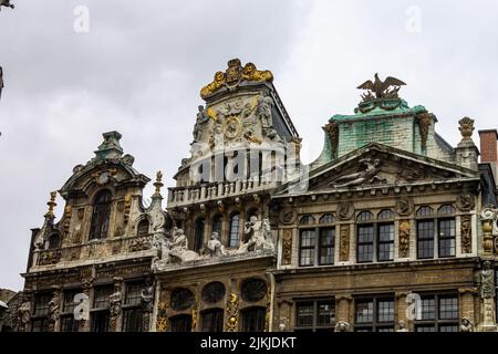 Un primo piano verticale di sculture sul tetto degli edifici storici di Guild a Grand Place, Bruxelles Foto Stock