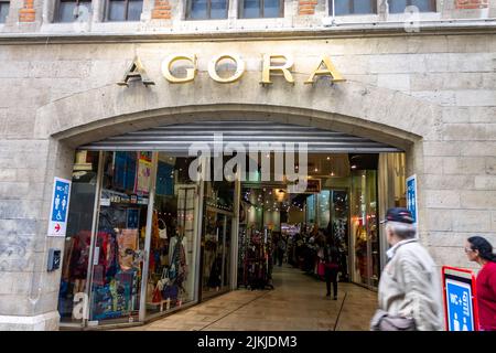 Il negozio 'Agora' a Galeries Royales Saint Hubert nel centro di Bruxelles, Belgio, Europa Foto Stock