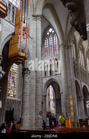 Un'immagine verticale dell'interno della Cattedrale di San Michele e di San Gudula a Bruxelles, Belgio, Europa Foto Stock