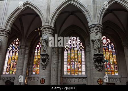 Un bellissimo scatto dell'interno della Cattedrale di San Michele e di San Gudula a Bruxelles, Belgio, Europa Foto Stock