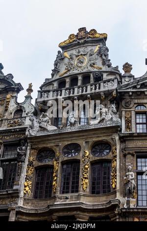 Un primo piano verticale di sculture sul tetto degli edifici storici di Guild a Grand Place, Bruxelles Foto Stock