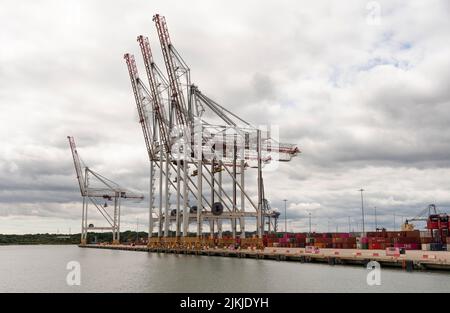 Southampton, Inghilterra, Regno Unito. 2022. Grandi gru idrovia in un terminal di navi portacontainer nell'Inghilterra meridionale. Foto Stock
