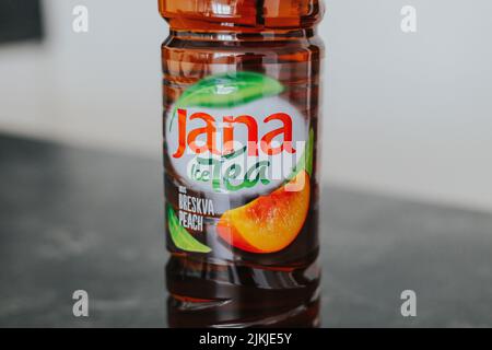 Un tè di Jana pesca ghiaccio su un tavolo nero Foto Stock