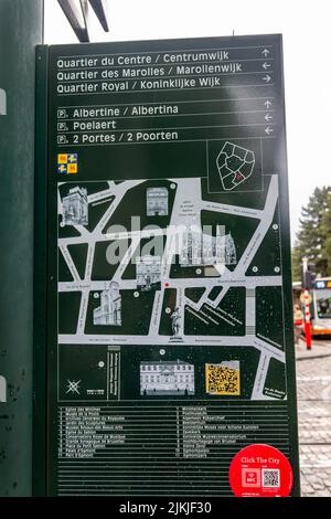 Uno scatto verticale di una mappa stradale verde allegata ad un palo che mostra i siti di Bruxelles, Belgio Foto Stock