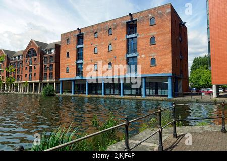 Uffici e appartamenti oltre Atlantic Wharf, Cardiff Bay, Cardiff, Galles del Sud. Foto Stock