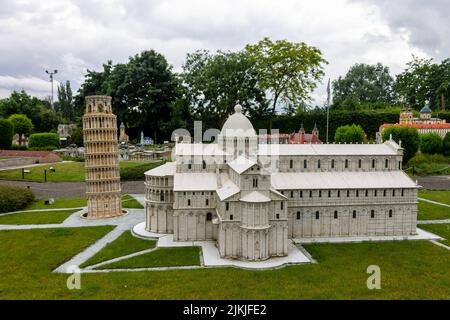 Un modello della Torre Pisa pendente in un parco di monumenti in miniatura a Bruxelles, Belgio, Europa Foto Stock