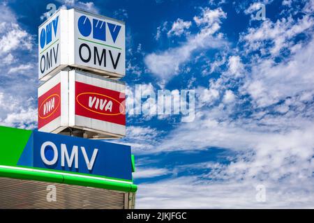 Cartello di pubblicità della stazione di gas OMV Foto Stock