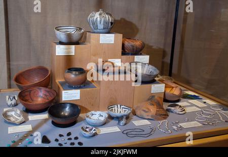 Al museo Anasazi Heritage Museum, Dolores Colorado, è in mostra una grande varietà di manufatti risalenti al periodo degli Anasazi Foto Stock