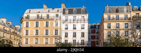 Parigi, facciata tipica, bellissimo edificio, con vecchi tetti in zinco rue Saint-Ambroise Foto Stock