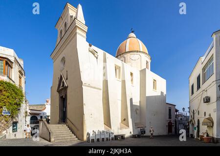 Una chiesa nel centro storico di Forio d'Ischia Foto Stock