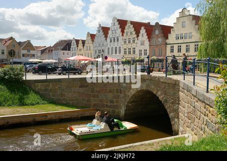 Fossato centrale e case di città nella piazza del mercato di Friedrichstadt, Friedrichstadt, la città olandese sulla penisola di Eiderstedt, Frisia settentrionale, penisola di Eiderstedt, Schleswig-Holstein, Germania Foto Stock