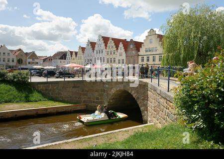 Fossato centrale e case di città nella piazza del mercato di Friedrichstadt, Friedrichstadt, la città olandese sulla penisola di Eiderstedt, Frisia settentrionale, penisola di Eiderstedt, Schleswig-Holstein, Germania Foto Stock