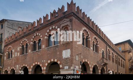 Una splendida vista sulla Domus Mercatorum con merlature e portico a Verona Foto Stock