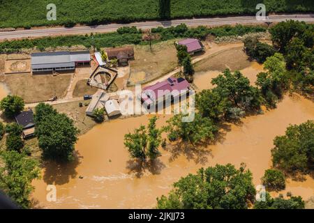 Frankfort, Stati Uniti d'America. 30 luglio 2022. Il team di elicotteri della Guardia Nazionale del Kentucky effettua un sorvolo per valutare le aree effettuate dalle acque di alluvione dopo che le piogge record sono cadute nel Kentucky Orientale uccidendo almeno 35 persone e costringendo l'evacuazione di migliaia di persone, il 30 luglio 2022 a Frankfort, Kentucky. Credito: SPC. Danielle Sturgill/Kentucky National Guard/Alamy Live News Foto Stock