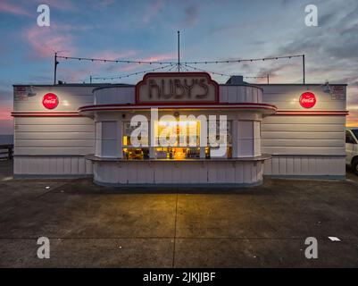 Il Ruby's Diner sul molo di Balboa contro il cielo al tramonto. Stati Uniti. Foto Stock