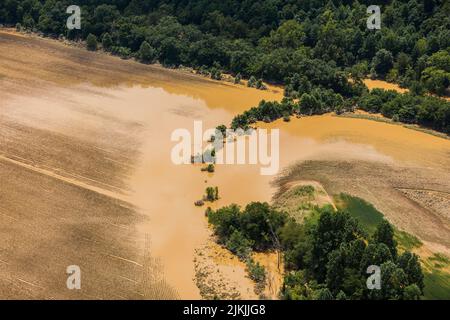 Frankfort, Stati Uniti d'America. 30 luglio 2022. Il team di elicotteri della Guardia Nazionale del Kentucky effettua un sorvolo per valutare le aree effettuate dalle acque di alluvione dopo che le piogge record sono cadute nel Kentucky Orientale uccidendo almeno 35 persone e costringendo l'evacuazione di migliaia di persone, il 30 luglio 2022 a Frankfort, Kentucky. Credito: SPC. Danielle Sturgill/Kentucky National Guard/Alamy Live News Foto Stock