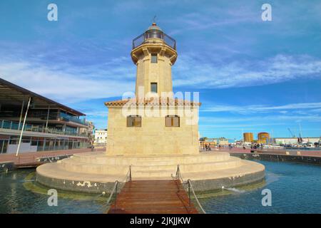 Il faro di El Grao a Castellon, Spagna circondato da acqua Foto Stock