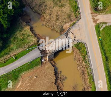 Frankfort, Stati Uniti d'America. 30 luglio 2022. Il team di elicotteri della Guardia Nazionale del Kentucky effettua un sorvolo per valutare le aree effettuate dalle acque di alluvione dopo che le piogge record sono cadute nel Kentucky Orientale uccidendo almeno 35 persone e costringendo l'evacuazione di migliaia di persone, il 30 luglio 2022 a Frankfort, Kentucky. Credito: SPC. Danielle Sturgill/Kentucky National Guard/Alamy Live News Foto Stock