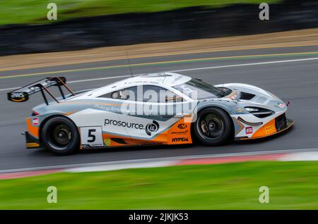 Un lungo scatto di esposizione di una McLaren 720s arancione durante la gara nel British GT Championship, Foto Stock