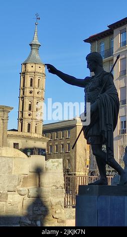 Monumento a Cesar Augusto toccando il campanile inclinato della chiesa di San Juan de los Panetes, Saragozza, Spagna. Foto Stock