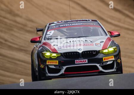 Un colpo ad angolo basso di una BMW M4 DTM nera durante la gara nel British GT Championship, Foto Stock