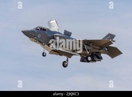 F-35B Lighting II ZM 157 di 617 Squadron RAF Marham, che fa una breve apparizione al Royal International Air Tattoo 2022 Foto Stock