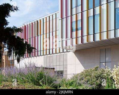 Facciata esterna, parzialmente avvolta in vetro colorato. Dorothy Crowfoot Hodgkin Building, Oxford, Regno Unito. Architetto: Hawkins Brown Architetti Foto Stock