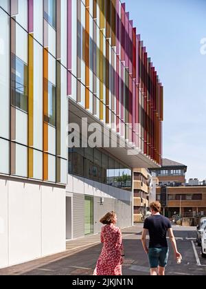 Facciata esterna, parzialmente avvolta in vetro colorato. Dorothy Crowfoot Hodgkin Building, Oxford, Regno Unito. Architetto: Hawkins Brown Architetti Foto Stock