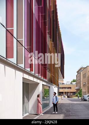 Facciata esterna, parzialmente avvolta in vetro colorato. Dorothy Crowfoot Hodgkin Building, Oxford, Regno Unito. Architetto: Hawkins Brown Architetti Foto Stock