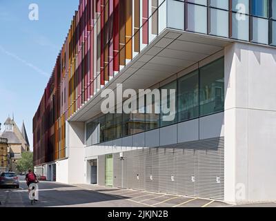 Facciata esterna, parzialmente avvolta in vetro colorato. Dorothy Crowfoot Hodgkin Building, Oxford, Regno Unito. Architetto: Hawkins Brown Architetti Foto Stock