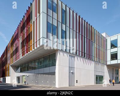 Facciata esterna, parzialmente avvolta in vetro colorato. Dorothy Crowfoot Hodgkin Building, Oxford, Regno Unito. Architetto: Hawkins Brown Architetti Foto Stock