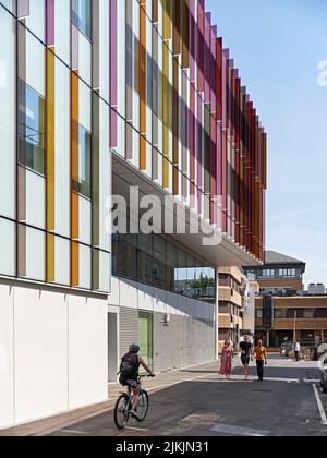 Facciata esterna, parzialmente avvolta in vetro colorato. Dorothy Crowfoot Hodgkin Building, Oxford, Regno Unito. Architetto: Hawkins Brown Architetti Foto Stock