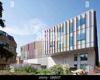 Facciata esterna, parzialmente avvolta in vetro colorato. Dorothy Crowfoot Hodgkin Building, Oxford, Regno Unito. Architetto: Hawkins Brown Architetti Foto Stock