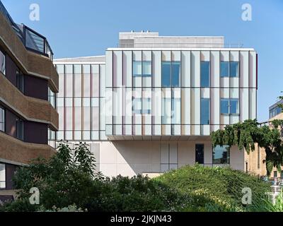 Facciata esterna, parzialmente avvolta in vetro colorato. Dorothy Crowfoot Hodgkin Building, Oxford, Regno Unito. Architetto: Hawkins Brown Architetti Foto Stock