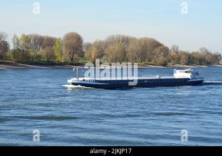 Una chiatta sul fiume Reno. Le chiatte sono progettate per la navigazione nelle vie navigabili interne e nelle vie navigabili interne. Foto Stock