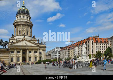 Una bella foto della chiesa tedesca in piazza Gendarmenmarkt contro il cielo blu in una giornata di sole a Berlino, Germania. Foto Stock