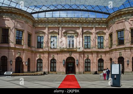Un bellissimo scatto della facciata del Museo storico tedesco una giornata di sole a Berlino, in Germania Foto Stock