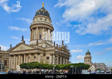 Una bella foto della chiesa tedesca in piazza Gendarmenmarkt contro il cielo blu in una giornata di sole a Berlino, Germania. Foto Stock