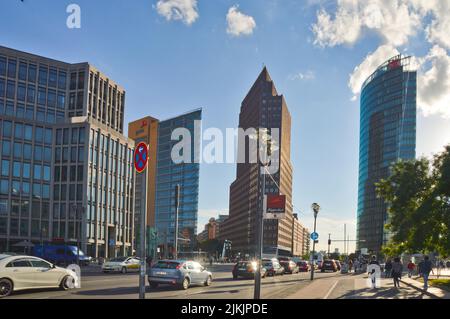 Una bella foto degli edifici moderni e dei raschiatori skt contro il cielo blu in una giornata di sole a Berlino, Germania Foto Stock