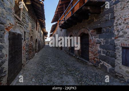 Vista di Ricetto di Candelo, un incantevole borgo medievale in provincia di Biella, Piemonte, Italia Foto Stock