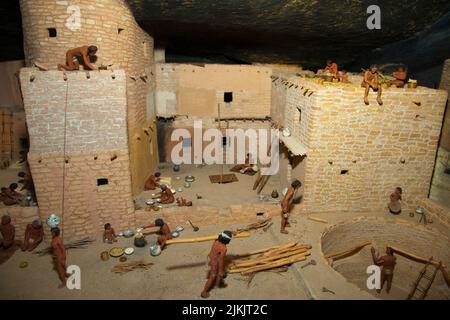 La mostra del museo illustra la vita quotidiana all'interno di un villaggio di case rocciose della cultura Anasazi nel Parco Nazionale di Mesa Verde, CO. Foto Stock