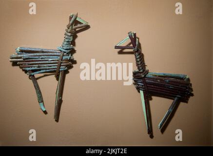 Due statuine di bastone di ramoscello di salice di animali che potrebbero essere stati fatti per essere usati come giocattoli, caccia o scopi spirituali. Parco Nazionale di Mesa Verde, CO. Foto Stock