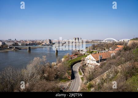 Un bellissimo scatto aereo di paesaggio urbano su edifici e ponti nel Danubio, Novi Sad, Serbia Foto Stock