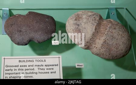 Manufatti in pietra Anasazi di utensili da costruzione come l'ascia scanalata e il maul che sono stati utilizzati per costruire case e per modellare le pietre. Parco Nazionale di Mesa Verde Foto Stock